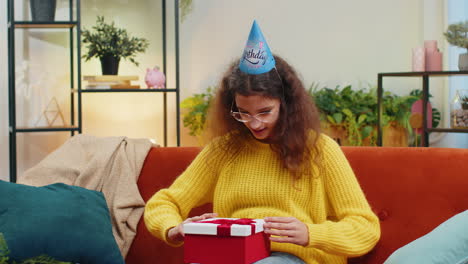 Fröhliches-Kind-Hält-Geburtstagsgeschenkbox-Mit-Schleife,-Feiert-Party,-öffnet-Geschenk-Zu-Hause