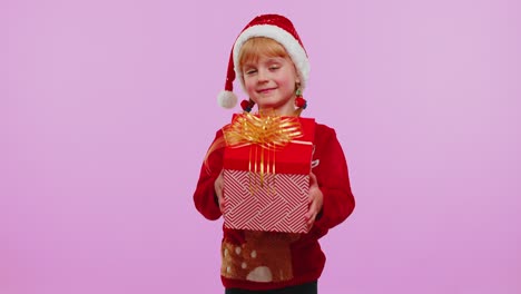Lustiges-Teenager-Kleinkind-Trägt-Roten-Weihnachtspullover-Und-Präsentiert-Weihnachtsgeschenkbox,-Einkaufsverkauf