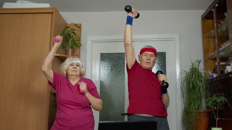 Älteres-Paar,-Mann-Und-Frau,-Fitnesstrainer,-Zeichnet-Online-Trainingsübungskurs-Auf