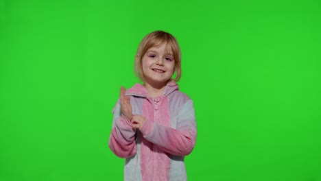 Kleines-Mädchen-Im-Einhorn-Pyjama-Nimmt-Videobotschaften-Auf-Und-Spricht-Per-Webcam,-Tätigt-Online-Anrufe