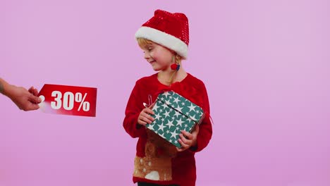 Kleines,-Glückliches-Mädchen-Hält-Geschenkboxen-In-Der-Hand-Und-Erhält-Weihnachtsrabatte,-Inschriften-Und-Bannertexte