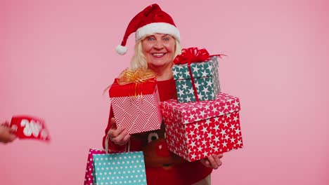 Ältere-Großmutter-Hält-Geschenkboxen-Und-Erhält-Weihnachtsrabatte,-Inschriften-Und-Bannertexte
