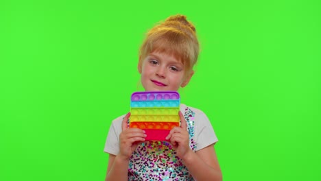 Kind-Spielt-Mit-Sensorischem-Pop-It-Spielzeug,-Mädchen-Drückt-Auf-Weiche-Silikon-Touchscreen-Blasen