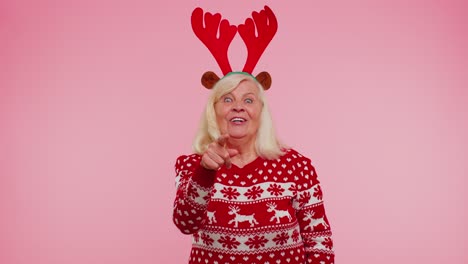 Senior-Weihnachten-Großmutter-Frau-Lächelt-Aufgeregt-Zeigt-Auf-Die-Kamera-Schönheit-Wahl-Glücklichen-Gewinner