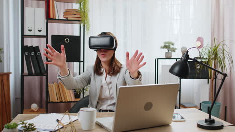 Geschäftsfrau,-Die-Im-Büro-Ein-VR-App-Headset-Mit-Futuristischer-Virtual-Reality-Technologie-Zur-3D-Simulation-Verwendet