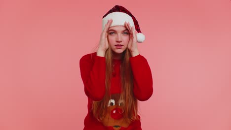 Frau-Im-Pullover-Weihnachtsmann-Weihnachtsmütze-Herumalbern-Mit-Geschlossenen-Augen-Mit-Der-Hand-Und-Spionage-Durch