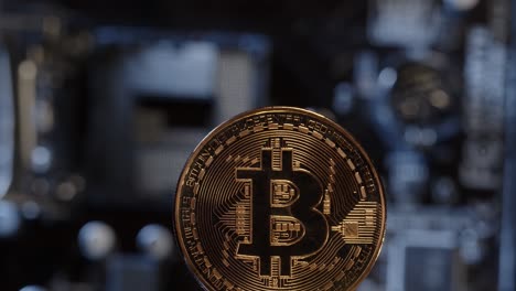 Bitcoin-Btc-Girando-En-El-Fondo-De-La-Placa-Base-De-La-Pc-De-Tecnología-Digital,-Minería-De-Dinero-Criptomoneda