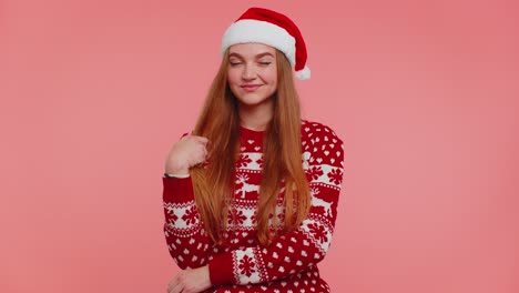 Una-Chica-Alegre-Y-Encantadora-Viste-Un-Suéter-Rojo-De-Navidad-Y-Un-Sombrero-Sonriendo-Mirando-A-La-Cámara,-Feliz-Año-Nuevo