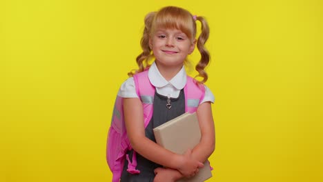 Kleines-Mädchen-In-Schuluniform-Zeigt-Bizeps-Und-Sieht-Selbstbewusst-Aus,-Fühlt-Sich-Stark-Für-Das-Studium
