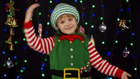 Kleines-Mädchen-Im-Weihnachtselfenkostüm-Als-Weihnachtsmannhelfer,-Das-Tanzt-Und-Herumalbert.-Neujahrsfeier