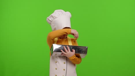 Kind-Mädchen-Koch-Chef-Bäcker-In-Schürze-Und-Hut-Zugabe-Rosinen-Zu-Teig-In-Schüssel,-Zubereitung-Von-Brot,-Kuchen