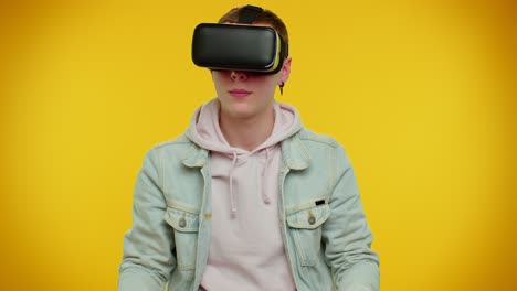 Mann-Nutzt-Virtuelle-Realität,-Futuristische-Technologie,-VR-Headset-Helm,-Um-Ein-Simulations-3D-Videospiel-Zu-Spielen