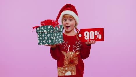 Mädchen-Mit-Weihnachtsmütze-Zeigt-Geschenkbox-Und-90-Prozent-Rabatt-Auf-Inschriften,-Bannertextnotiz
