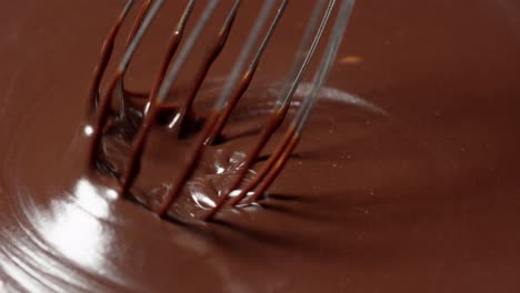 Chocolatier-Stellt-Handgemachtes-Bio-Bitterdessert-Mit-Nüssen-Her,-Mischt-Und-Rührt-Geschmolzene-Schokolade