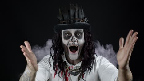 Unheimlicher-Mann-Mit-Halloween-Skelett-Makeup-Im-Hemd-Mit-Blut-Feiert-Und-Zeigt-Auf-Die-Kamera