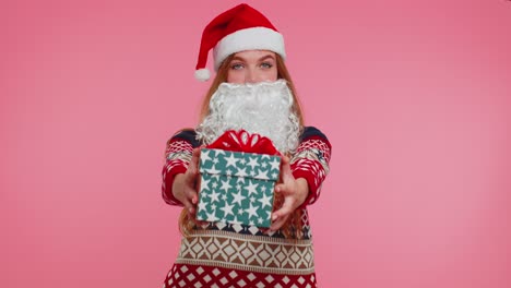 Chica-Con-Barba-Falsa-Navideña-De-Papá-Noel-Presentando-Caja-De-Regalo-De-Navidad,-Venta-De-Compras-Navideñas