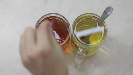 Nahaufnahme-Eines-Videos-Zur-Zubereitung-Einer-Tasse-Schwarzen-Tees-Mit-Einem-Frischen-Teebeutel-In-Heißem-Wasser