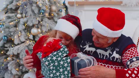 Enkelkind-Mädchen-Kidexhcanging-Weihnachtsgeschenk-Geschenk-Boxen-Mit-Glücklichen-älteren-Großvater-Zu-Hause