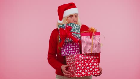 Mujer-Abuela-Mayor-En-Suéter-De-Navidad-Sosteniendo-Muchas-Cajas-De-Regalo-Regalo-De-Año-Nuevo-Venta-De-Compras