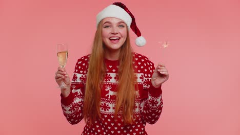 Hübsches-Mädchen-Im-Weihnachtsmann-Pullover,-Das-Mit-Bengalischen-Wunderkerzen,-Feuerwerk-Und-Champagnerglas-Tanzt