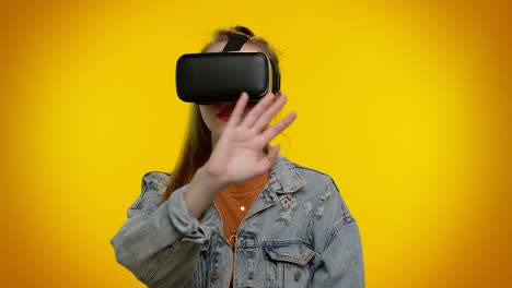 Chica-Usando-Realidad-Virtual-Tecnología-Futurista-Casco-De-Auriculares-Vr-Para-Jugar-Videojuego-De-Simulación-3d