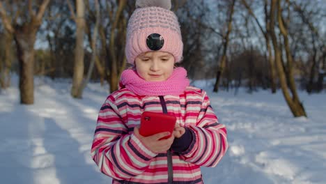 Children-kid-tourist-blogger-browsing-on-mobile-phone,-publishing-new-photo-post-on-social-media