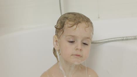 Attraktives-Dreijähriges-Mädchen-Nimmt-Ein-Bad.-Haare-Putzen-Und-Waschen
