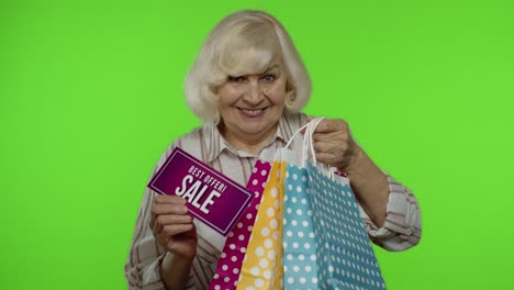 Ältere-Großmutter-Zeigt-Die-Aufschrift-„Bestes-Angebot“-Aus-Der-Einkaufstasche-Und-Freut-Sich-über-Einen-Guten-Rabatt