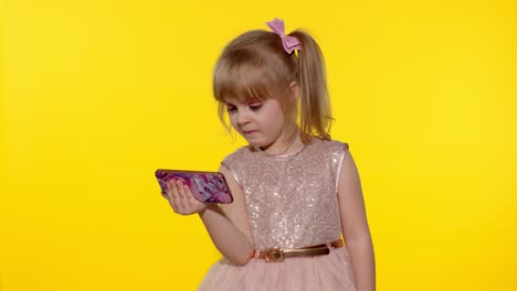 Mädchen-Benutzt-Smartphone.-Kind-Schaut-Auf-Den-Bildschirm-Eines-Mobiltelefons-Und-Sieht-Sich-Zeichentrickfilme-An