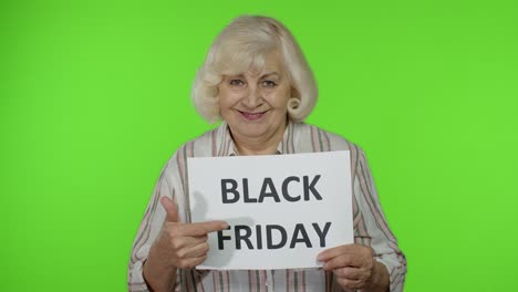 Ältere-Großmutter-Hält-Ein-Banner-Mit-Der-Aufschrift-„Black-Friday“.-Ältere-Frau-Freut-Sich-über-Rabatte