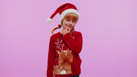 Aufgeregtes-Mädchen-Im-Weihnachtspullover-Macht-Geste,-Hebt-Den-Finger-Und-Hat-Einen-Kreativen-Plan,-Eine-Gute-Idee
