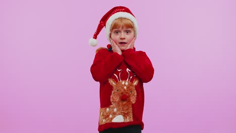 Schulmädchen-Im-Weihnachtspullover-Hebt-überrascht-Die-Hände,-Schockiert-über-Den-Plötzlichen-Sieg,-Wow-Emotionen