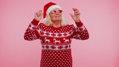 Ältere-Weihnachtsgroßmutter-Mit-Hirschgeweih,-Die-Musik-Hört,-Disco-Tanzt-Und-Herumalbert