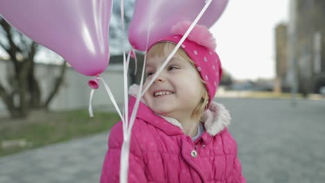 Glückliches-Süßes-Kind-Auf-Der-Straße-Mit-Luftballons-Mit-Helium.-Geburtstagsparty