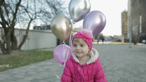 Glückliches-Süßes-Kind-Auf-Der-Straße-Mit-Luftballons-Mit-Helium.-Geburtstagsparty