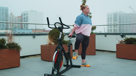 Woman-performs-aerobic-endurance-training-workout-cardio-routine-on-the-simulators,-cycle-training