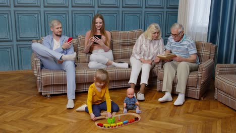 Glückliche-Mehrgenerationenfamilie-Freizeit-Zu-Hause-Paar-Eltern-Und-Großeltern-Entspannen-Auf-Dem-Sofa