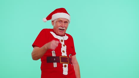 Abuelo-De-Navidad-Senior-Sonriendo-Emocionado,-Apuntando-A-La-Cámara,-Belleza-Eligiendo-Al-Afortunado-Ganador