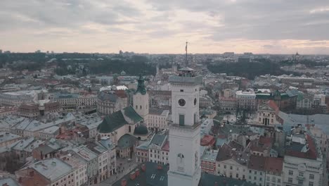 Panorama-Aéreo-De-La-Antigua-Ciudad-Europea-De-Lviv,-Ucrania.-Ayuntamiento,-Ratush