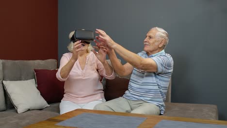Großvater-Und-Großmutter-Mit-VR-Headset-Helm-Spielen-Spiele,-Schauen-Sich-Virtual-Reality-3D-360-Videos-An