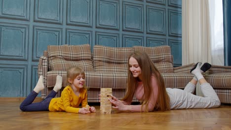 Mutter-Spielt-Holzklötze-Brettspiel-Mit-Kleiner-Tochter-Kind-Mädchen-Zu-Hause,-Freizeithobbys