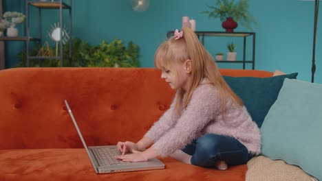 Kleines-Schulkind-Mädchen-Nutzt-Laptop-Computer-Und-Lernt-Allein-Zu-Hause-Online-Unterricht
