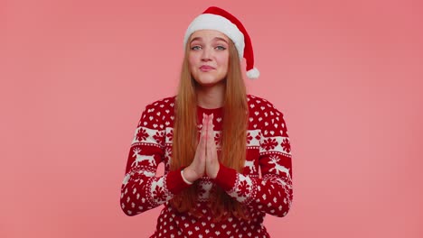 Mädchen-Im-Weihnachtspullover-Mit-Weihnachtsmannmütze-Betet,-Schaut-Nach-Oben,-Wünscht-Sich-Etwas-Und-Fragt-Mit-Hoffnungsvollem-Gesichtsausdruck