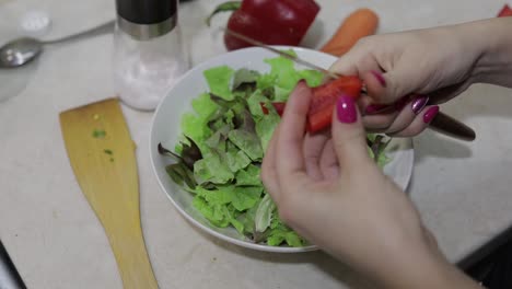 Weibliche-Hände-Schneiden-Eine-Süße-Rote-Paprika-Zu-Einem-Salat