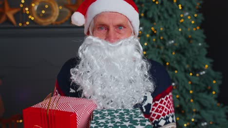 Senior-Großvater-Parodiert-Den-Weihnachtsmann,-Der-Eine-Weihnachtsgeschenkbox-Präsentiert,-Feiertagsfeier-Zu-Hause