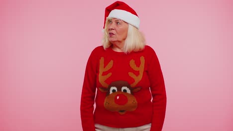 Abuela-Mujer-En-Suéter-Santa-Navidad-Recibiendo-Caja-De-Regalo-Expresando-Asombro-Felicidad