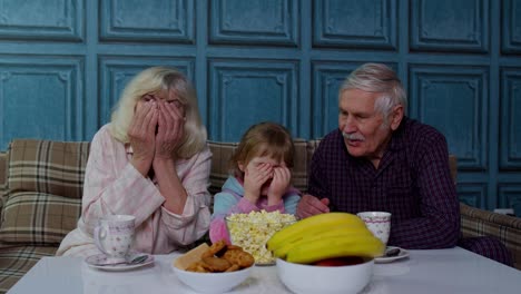 Großeltern-In-Der-Familie-Bekommen-Angst,-Als-Sie-Mit-Ihrer-Enkelin-Zu-Hause-Einen-Horrorfilm-Im-Fernsehen-Anschauen