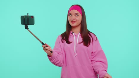 Girl-traveler-blogger-taking-selfie-on-mobile-phone,-communicating-video-call-online-with-family
