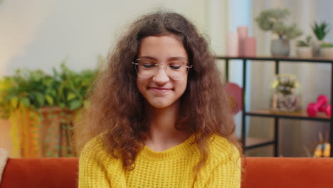 Porträt-Eines-Glücklich-Lächelnden-Kaukasischen-15-jährigen-Schulmädchens,-Das-In-Die-Kamera-Blickt,-Spielzimmer-Zu-Hause