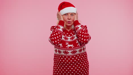 Ältere-Großmutter-Frau-In-Weihnachtskleidung-Bedeckt-Ohren,-Gestikuliert-Nein,-Vermeidet-Ratschläge-Und-Ignoriert-Sie